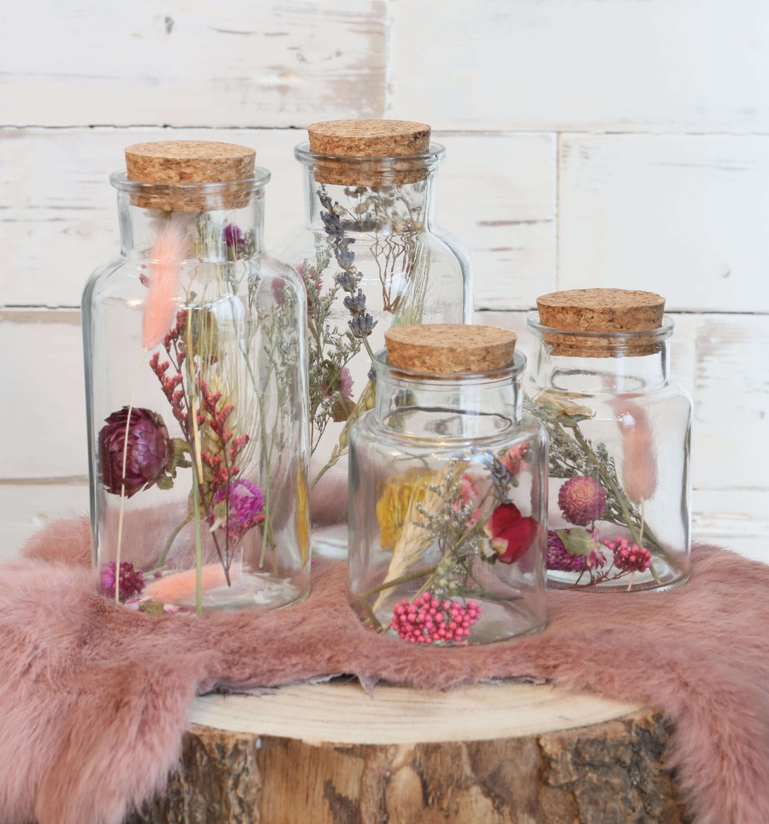 Glasmedikamentenflaschen mit zwei Trockenblumen Ø7cm - 12 Stk